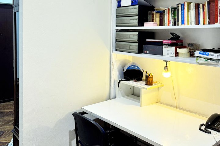 scrivania per studiare o lavorare in appartamento condiviso