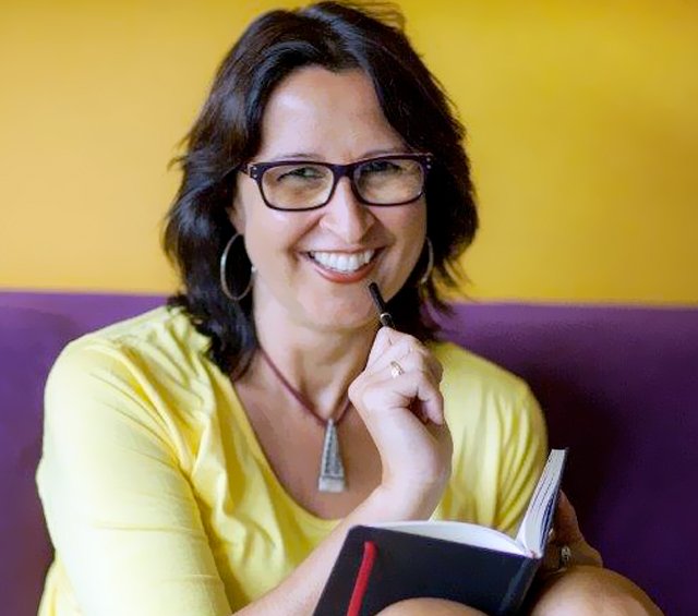 silvia fanfani sorridente mentre ti guarda