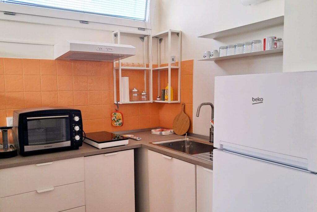 un'accogliente cucina della mansarda per due persone 