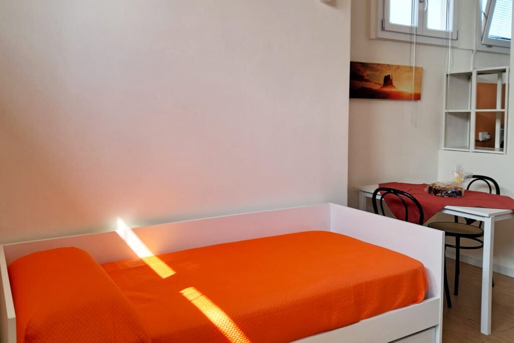 gli spazi si dividono naturalmente nell'accogliente mansarda un comodo letto e il caldo angolo cucina