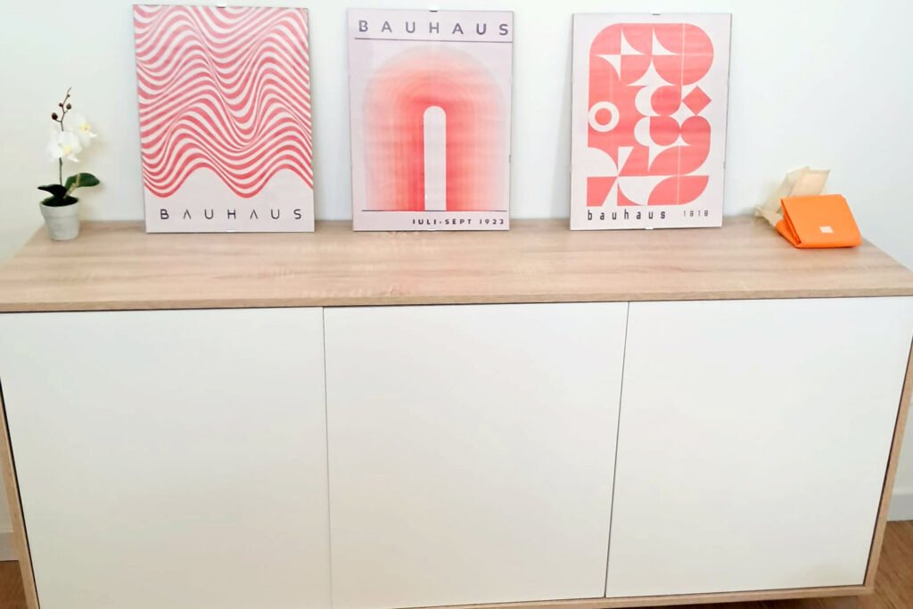 dettagli di classe, piccole stampe colorate sulla credenza per decorare l'accogliente mansarda